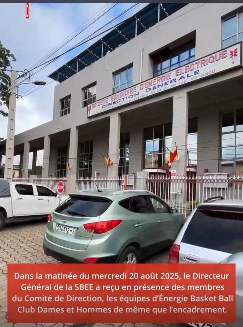 Energie Basket Ball dames présente son trophée au DG SBEE