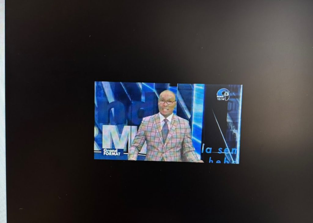 M. William HOUNSA, Chef Département Support Technique de la SBEE reçu sur l'émission Grand Format de Canal 3 TV.